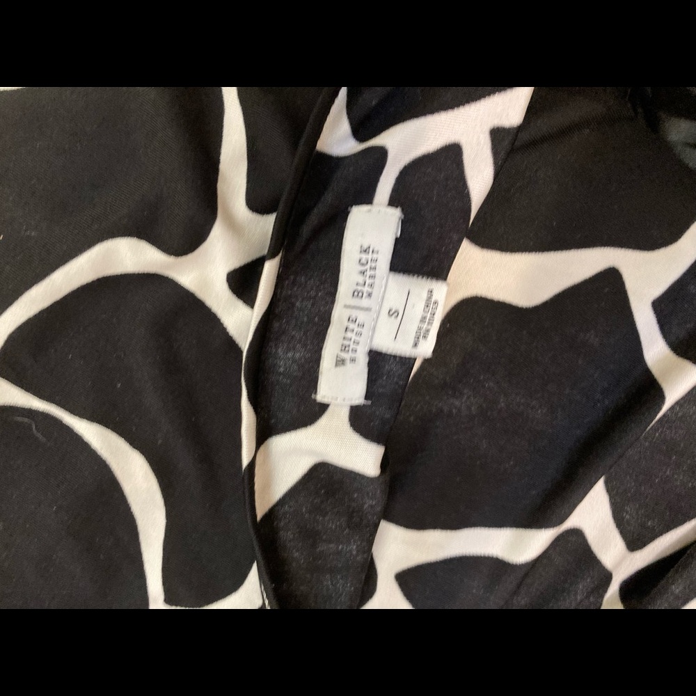 🔥 White House Black market silk Black/white Top size S - Picture 7 of 11